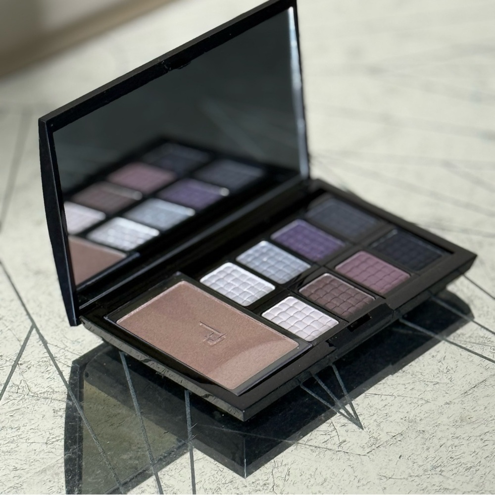 Doucce Eyeshadow Palette with Purple and Brown Hues